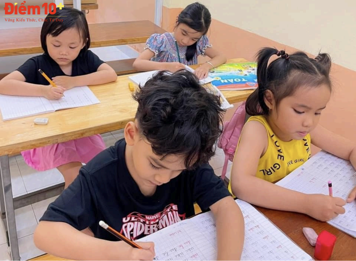 KHÓA HÈ TIỂU HỌC TẠI ĐIỂM 10+ – VỪA HỌC VỪA CHƠI, CON TỰ TIN TRƯỚC NĂM HỌC MỚI 2 Con ôn tập kiến thức trọng tâm để giữ nhịp học trước năm học mới.