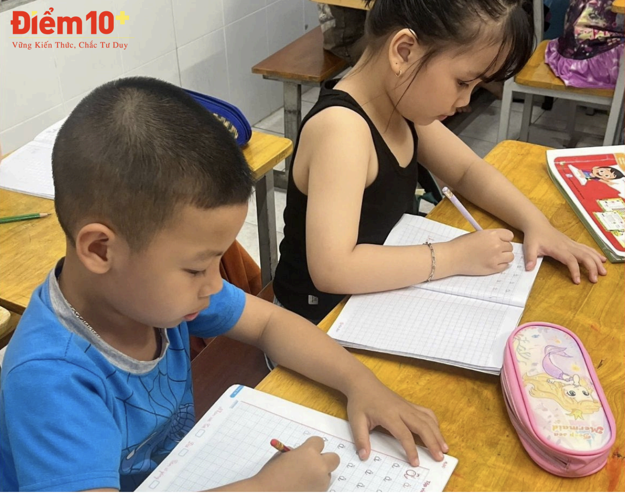 KHÓA HÈ TIỂU HỌC TẠI ĐIỂM 10+ – VỪA HỌC VỪA CHƠI, CON TỰ TIN TRƯỚC NĂM HỌC MỚI 1 Các con duy trì thói quen học tập qua những giờ ôn bài nhẹ nhàng trong mùa hè.
