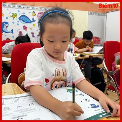 Học sinh tham gia hoạt động học tập chủ động tại lớp học hè tiểu học Điểm 10+.