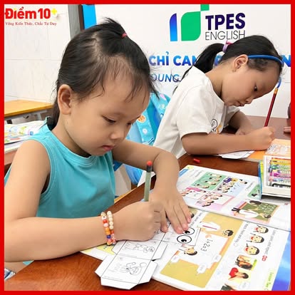 Học sinh học tập tại lớp học hè tiểu học Điểm 10+ với phương pháp giảng dạy chủ động.