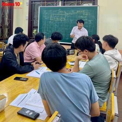 Trung Tâm Dạy Hè Uy Tín: Cách Lựa Chọn Phù Hợp Cho Học Sinh 1 Giáo viên hướng dẫn lớp học hè với chương trình học phù hợp theo từng độ tuổi và năng lực của học sinh tại Điểm 10+.